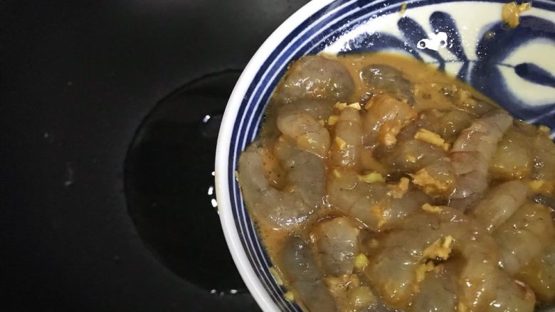 青瓜鸡蛋炒虾仁,锅内添少许食用油，待锅内油七分热时，下虾仁