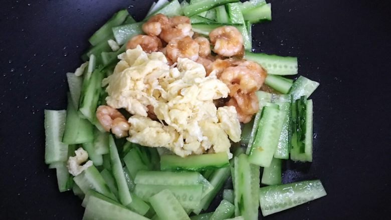 青瓜鸡蛋炒虾仁,放入鸡蛋和虾仁