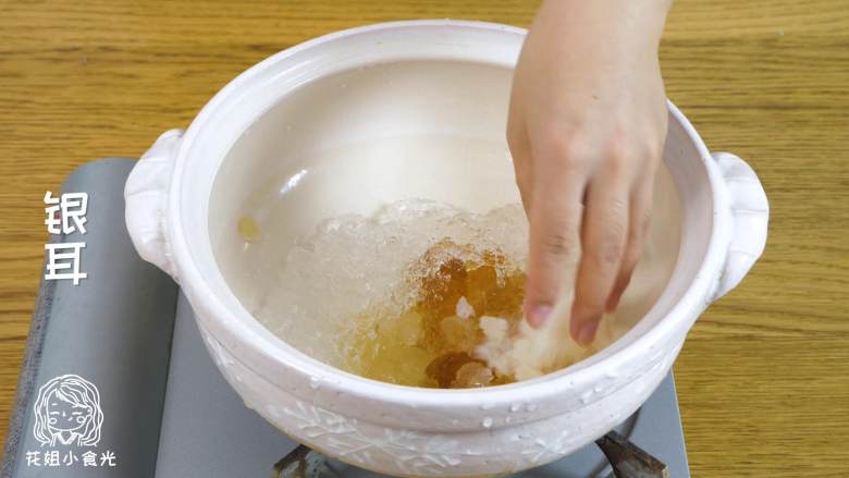 美容羹12m+,锅中放入泡好的桃胶、雪燕、银耳、红枣、枸杞,加入三倍的清水~