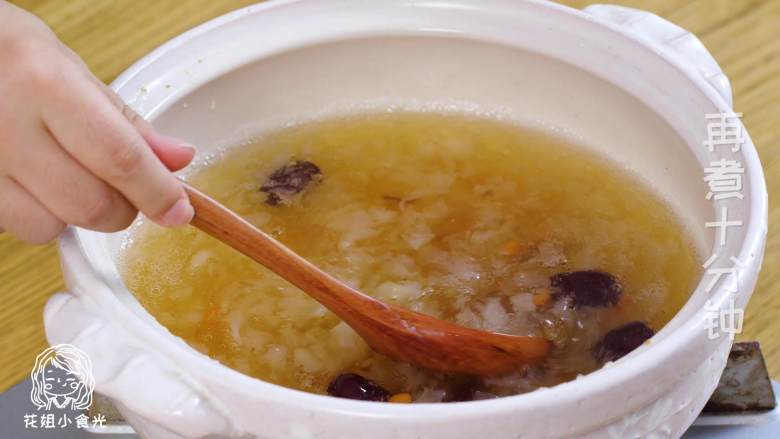 美容羹12m+,加入冰糖,边搅拌边煮,十分钟左右就可以~