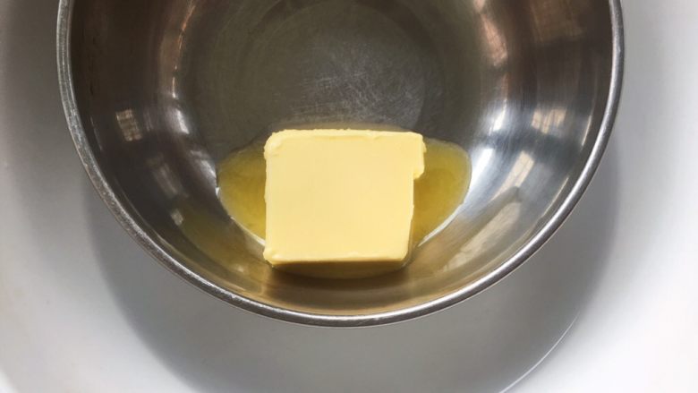 蔓越梅手撕面包,取15克黄油隔水加热至黄油融化；