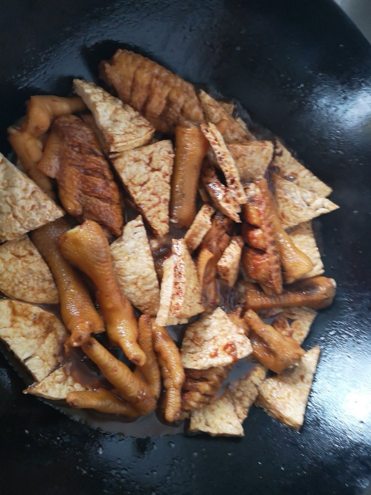 香焖鸡爪鸡翅,放入锅中,加入冰<a style='color:red;display:inline-block;' href='/shicai/ 10588'>糖</a>,盐
和鸡爪鸡翅一起再焖十五分钟左右