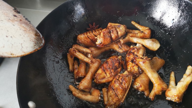 香焖鸡爪鸡翅,倒入<a style='color:red;display:inline-block;' href='/shicai/ 762'>老抽</a>,料酒
翻炒均匀