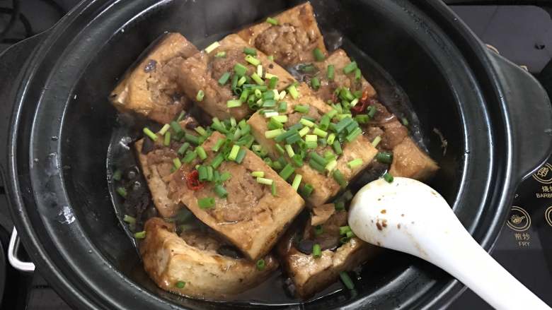 豆腐酿肉煲,煮10分钟至豆腐入味,淋入水淀粉勾芡,使汤汁浓稠。熄火前放入辣椒和香<a style='color:red;display:inline-block;' href='/shicai/ 3250'>葱</a>。