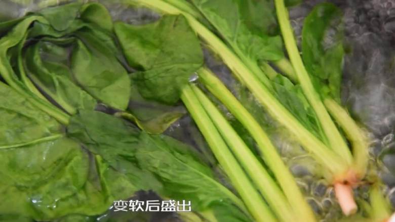 菠菜加鸡蛋的丰富营养,口感也很赞,让你越吃越爱吃,变软后盛出。