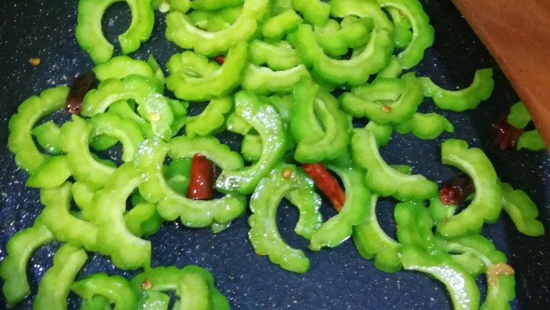 苦瓜炒蛋,放入<a style='color:red;display:inline-block;' href='/shicai/ 55'>苦瓜</a>开始炒