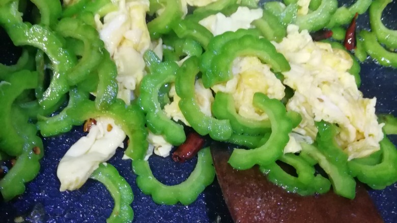 苦瓜炒蛋,加入鸡蛋，快速加调料，盛出。