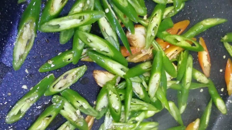 小银鱼炒青椒,在放油,入青椒,微微炒一下