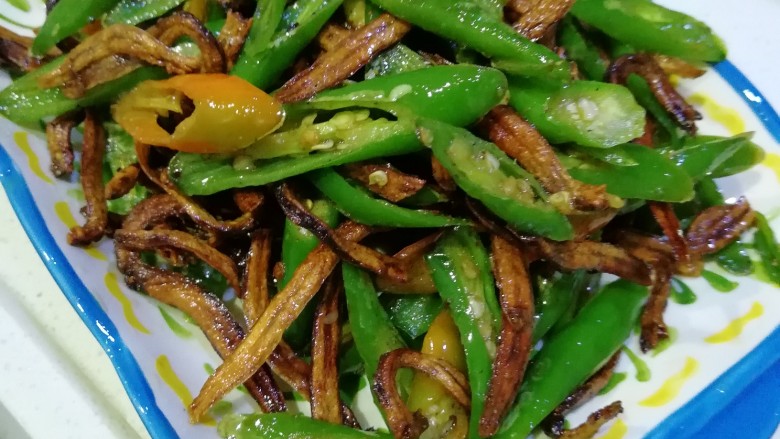 小银鱼炒青椒,做好了,这个菜其实是用来卷饼吃的。卷煎饼。
