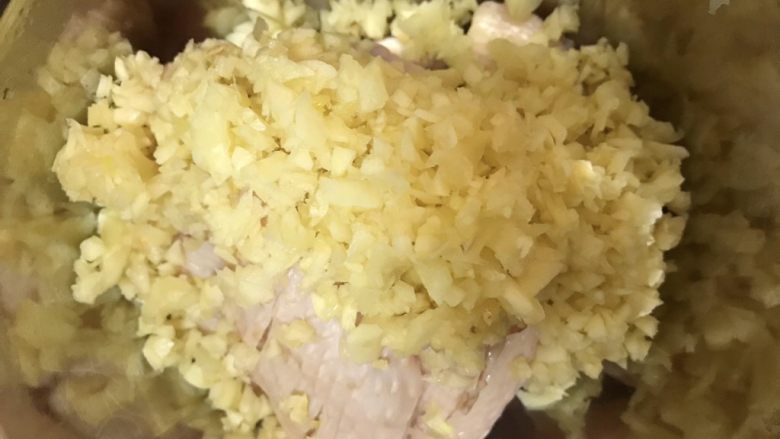 超酥脆的炸鸡翅🐤外皮酥脆 肉质鲜美超好吃,放入准备腌鸡翅的碗中