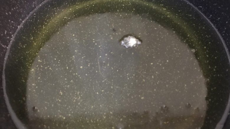 超酥脆的炸鸡翅🐤外皮酥脆 肉质鲜美超好吃,锅中倒油，油热后扔一小块淀粉渣试一下如果飘油花就可以倒鸡翅进锅里炸啦