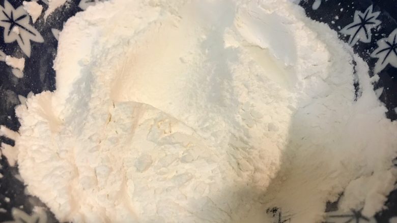 超酥脆的炸鸡翅🐤外皮酥脆 肉质鲜美超好吃,准备炸粉：50g地瓜淀粉➕50g面粉混合均匀
