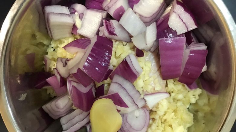 超酥脆的炸鸡翅🐤外皮酥脆 肉质鲜美超好吃,放入准备腌鸡翅的碗中，<a style='color:red;display:inline-block;' href='/shicai/ 37'>姜</a>也放进去