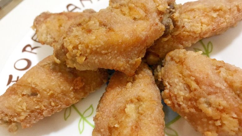 超酥脆的炸鸡翅🐤外皮酥脆 肉质鲜美超好吃,等30秒左右，再放到锅里复炸一分钟捞出来就可以开吃啦！！！