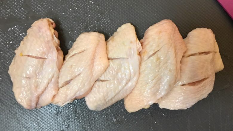 超酥脆的炸鸡翅🐤外皮酥脆 肉质鲜美超好吃,将鸡翅洗净，改刀，每个鸡翅上切两个口子方便入味