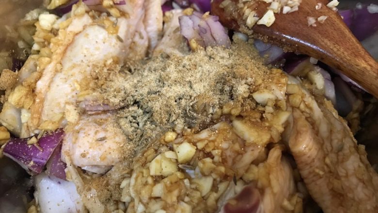 超酥脆的炸鸡翅🐤外皮酥脆 肉质鲜美超好吃,少许十三香，少许白胡椒