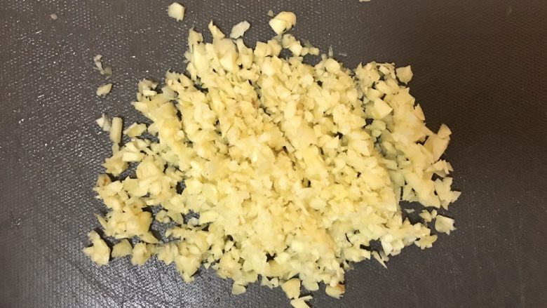 超酥脆的炸鸡翅🐤外皮酥脆 肉质鲜美超好吃,将<a style='color:red;display:inline-block;' href='/shicai/ 2794'>大蒜</a>切末