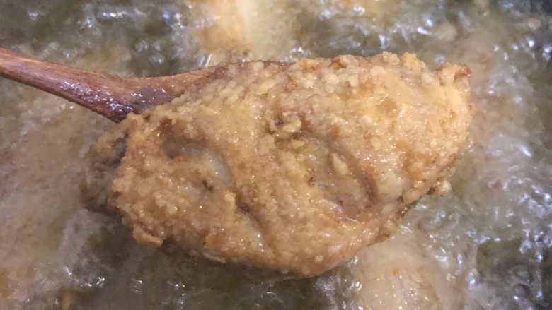 超酥脆的炸鸡翅🐤外皮酥脆 肉质鲜美超好吃,炸至金黄捞出
