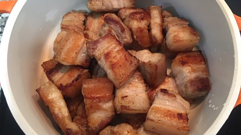 越式卤肉,将猪肉夹出放入陶锅(或砂锅)中;煸出的猪油可留下炒菜;