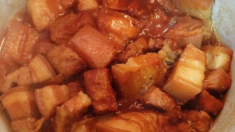 越式卤肉,煮到汤汁起泡后便开始搅拌,