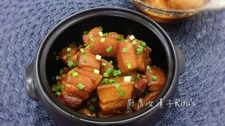 越式卤肉,装入砂锅中保温,撒上葱花即可食用。