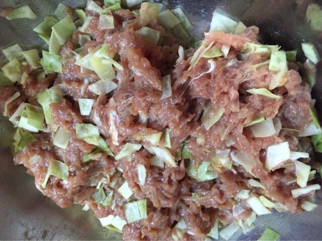 猪肉包菜丸子,搅拌好的肉泥;