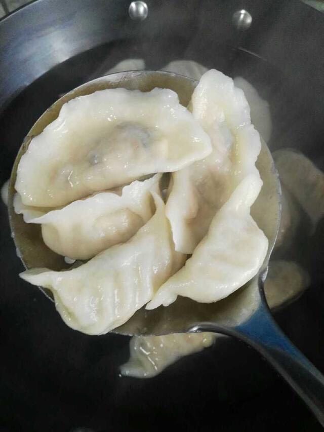五福纯素饺,5.水烧开,下饺子,素馅比较好熟,基本漂起来再煮个两分钟即可