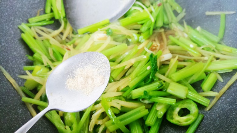 家常素菜小炒~芹菜土豆丝,再加半勺<a style='color:red;display:inline-block;' href='/shicai/ 720'>胡椒粉</a>。然后再次翻炒均匀,就可以出锅了。
