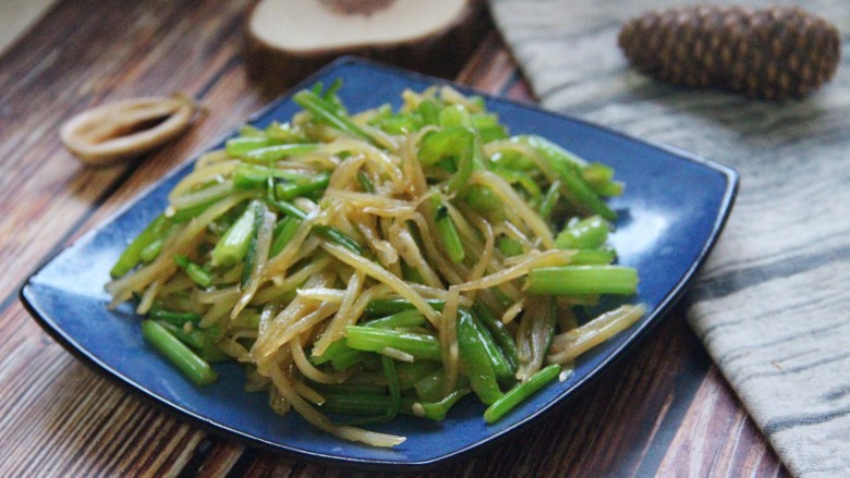 家常素菜小炒~芹菜土豆丝,装盘。