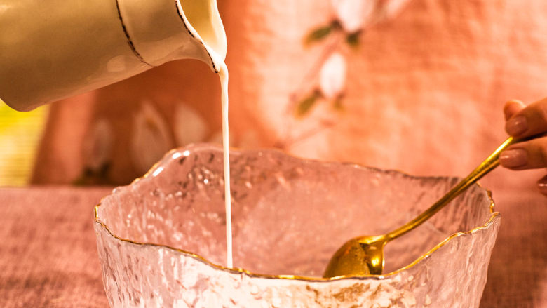 【清·阿萝萝朴定】清朝一道梦幻少女心的下午茶甜点,30g<a style='color:red;display:inline-block;' href='/shicai/ 34'>藕粉</a>用100g<a style='color:red;display:inline-block;' href='/shicai/ 219'>牛奶</a>搅拌化开