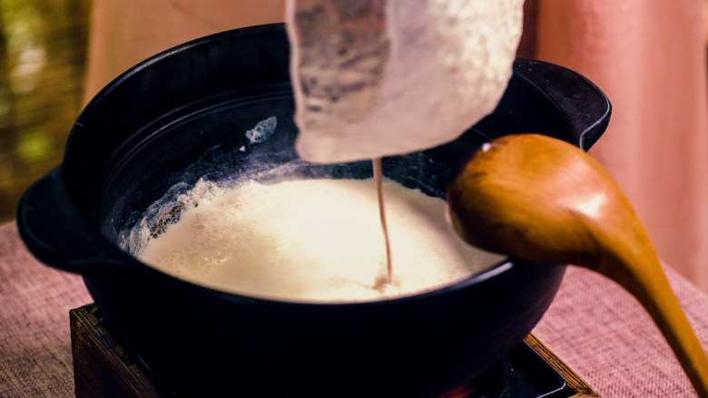 【清·阿萝萝朴定】清朝一道梦幻少女心的下午茶甜点,200g牛奶煮沸，将步骤1倒入，冷却