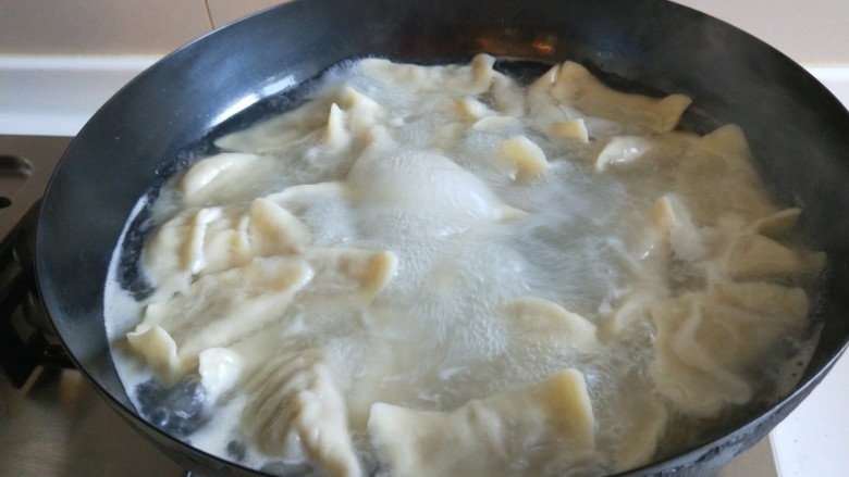 新文美食 鸡蛋韭菜饺子,锅中倒入适量水,加入少许盐,放入饺子煮开,5分钟后即可捞出来食用。