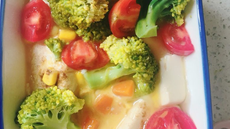 鸡蛋豆腐羹,4️⃣ 小番茄🍅切丁,加入杂蔬粒、西兰花🥦,撒入适量<a style='color:red;display:inline-block;' href='/shicai/ 134340'>黑胡椒粉</a>。