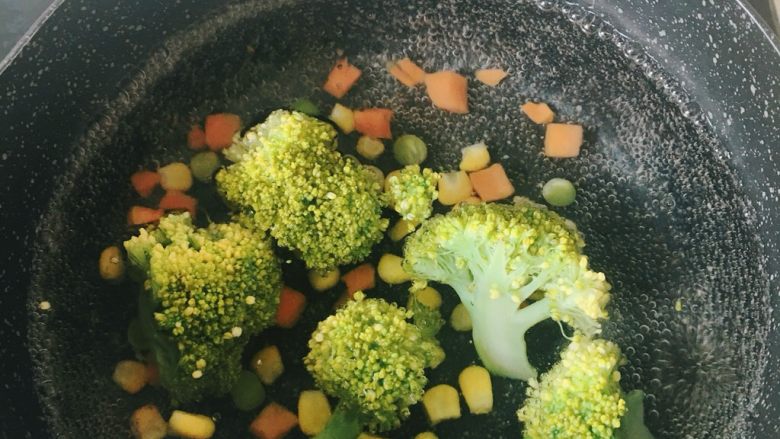 鸡蛋豆腐羹,2️⃣ 西兰花🥦切块,和杂蔬粒一起放入热水中煮2min。