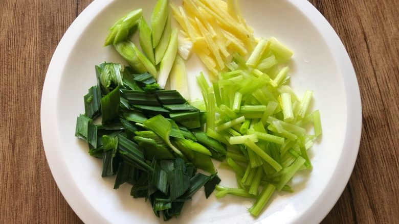 蟹炒白粿,蒜苗切段,芹菜切段,生姜去皮切姜丝