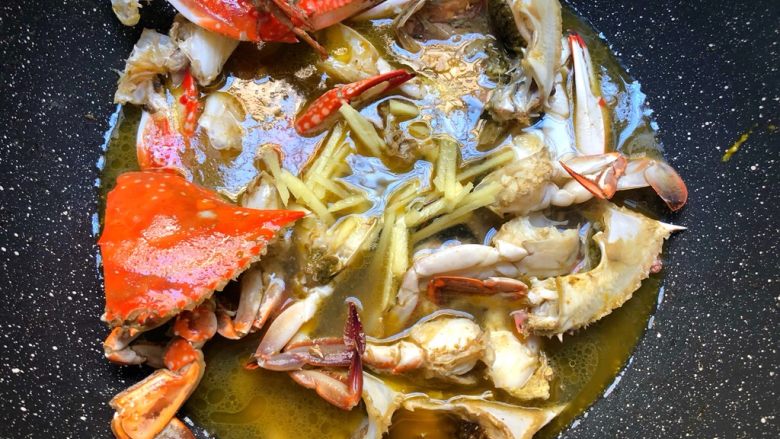 蟹炒白粿,倒入盖过食材一半的水,大火烧开