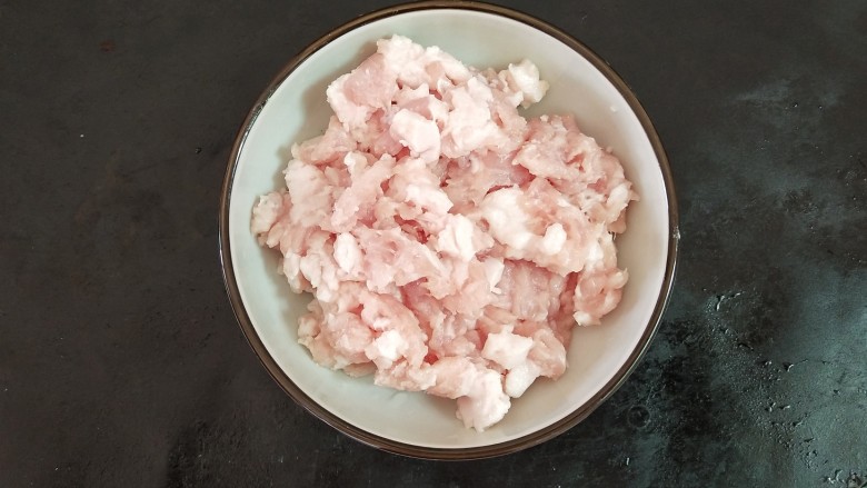 肉末炒辣椒,我们把猪肉切成末