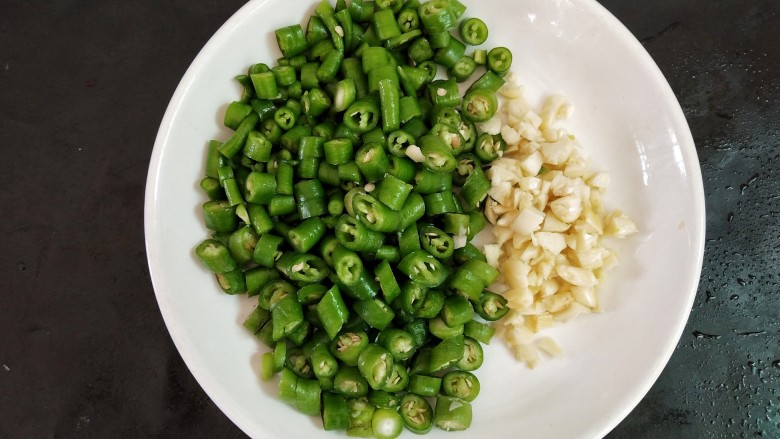 肉末炒辣椒,<a style='color:red;display:inline-block;' href='/shicai/ 61'>青椒</a>洗净切成小段，这样子更容易入味，蒜子切成末