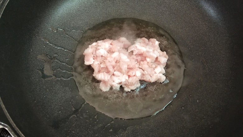 肉末炒辣椒,热锅倒入少许的油，下猪肉末煸至微焦