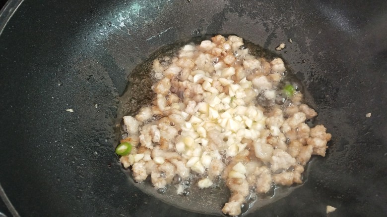 肉末炒辣椒,下蒜未煸香，再烹入<a style='color:red;display:inline-block;' href='/shicai/ 718'>料酒</a>，<a style='color:red;display:inline-block;' href='/shicai/ 692'>酱油</a>