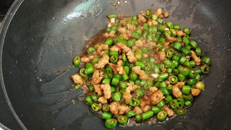 肉末炒辣椒,快速翻匀，炒至青椒颜色变深