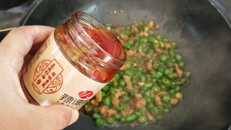 肉末炒辣椒,加入个人喜欢的<a style='color:red;display:inline-block;' href='/shicai/ 691'>辣椒酱</a>