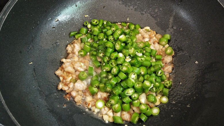 肉末炒辣椒,下青椒