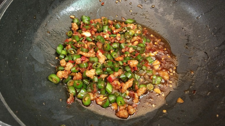 肉末炒辣椒,炒匀即可
