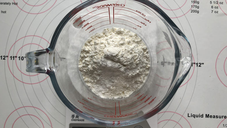 栗子蛋糕,准备好所有的材料,面粉和泡打粉混合后过筛备用