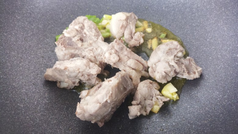 土豆豆角炖排骨,然后加入排骨炒。