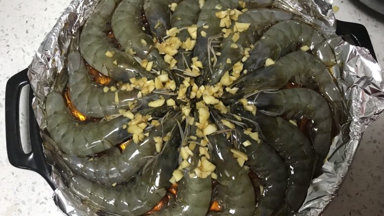百吃不厌~蒜蓉烤虾,再把刚才腌虾剩的酱汁倒上
