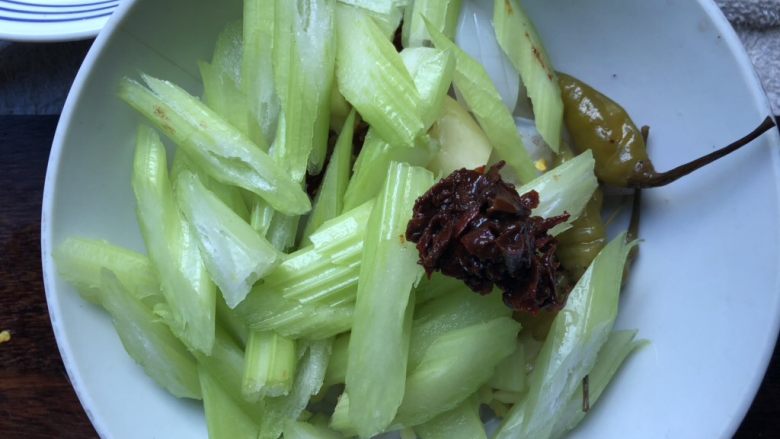 快手宴客菜之生爆鱿鱼,芹菜与鱿鱼等放在一起,再加一勺豆瓣酱。