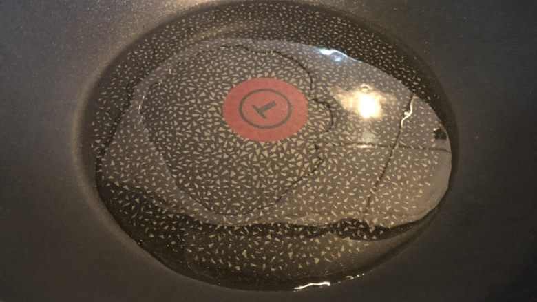 快手宴客菜之生爆鱿鱼,大火将锅烧热,再倒入油。