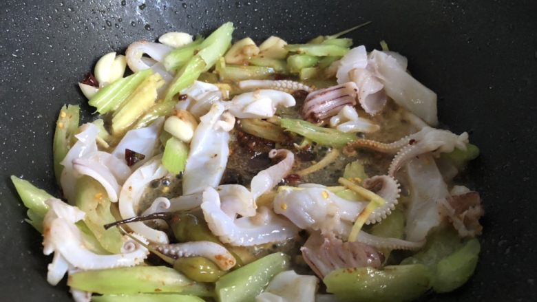 快手宴客菜之生爆鱿鱼,油很热后,将鱿鱼碗里的食材全部倒入翻炒。